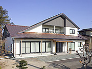 銅板葺き大屋根の家