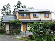 太陽光発電のある二世帯の家